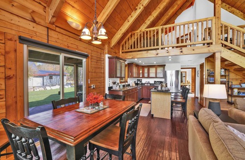 McCall Cabin | Golf Course Cabin with Hot Tub