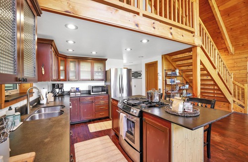 McCall Cabin | Golf Course Cabin with Hot Tub