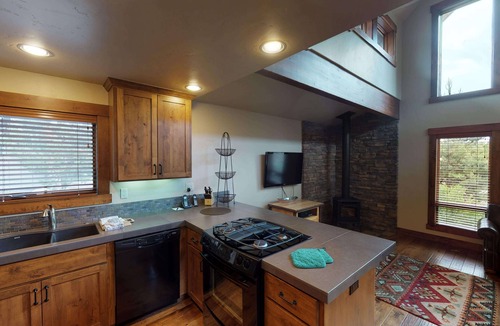 Sunriver Cabin | Golf Course Escape with Access to Exclusive Golf