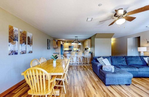 Dellwood Condo | Golf course-front condo with pool, hot tub, dock, tennis, golf, & private beach
