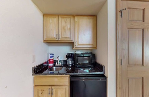 Dellwood Apartment | Golf course-front condo with pool, hot tub, dock, tennis, golf, & private beach
