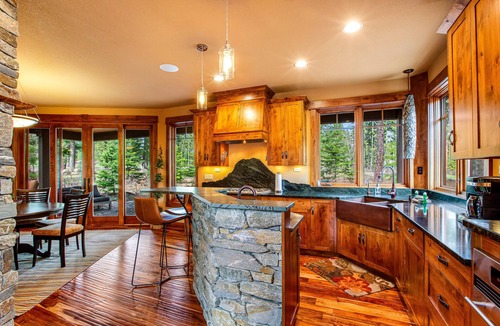 Cle Elum House | Golf-course-front house with firepit, fireplace, Ping-Pong, billiards & bikes