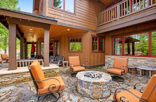 Cle Elum House | Golf-course-front house with firepit, fireplace, Ping-Pong, billiards & bikes