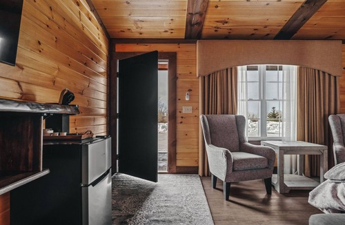 Tully Cabin | Golf, Outdoor Bar, Restaurant - The PinecrestCabin