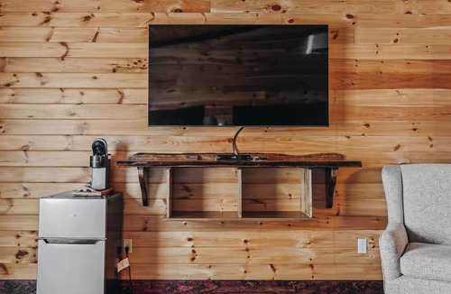Tully Cabin | Golf, Outdoor Bar, Restaurant - The PinecrestCabin