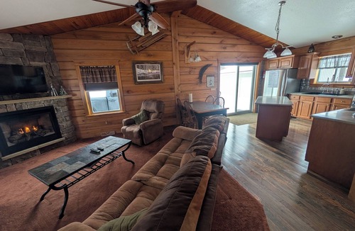 Great Valley Cabin | Golf, Relax, Repeat – Cabin Close to the Golf Course & Downtown EVL