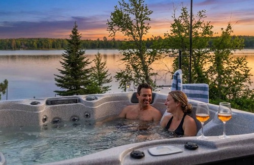 Crosslake House | Golf Sim, Sauna, Lakefront Hot Tub & Stargazing