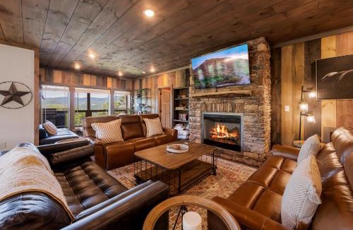 Gatlinburg - Pigeon Forge House | Golf sim theater pool hot tub