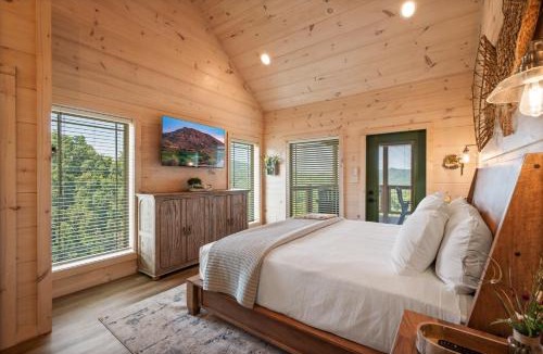 Gatlinburg - Pigeon Forge House | Golf sim theater pool hot tub