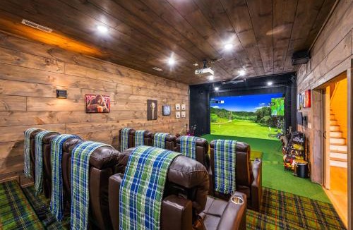 Gatlinburg - Pigeon Forge House | Golf sim theater pool hot tub