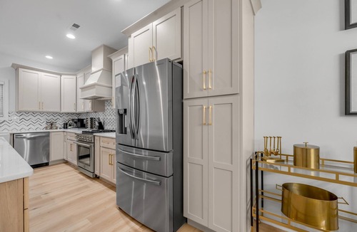 Lexington House | Golf Simulator | Hot Tub | Downtown | Game Room |