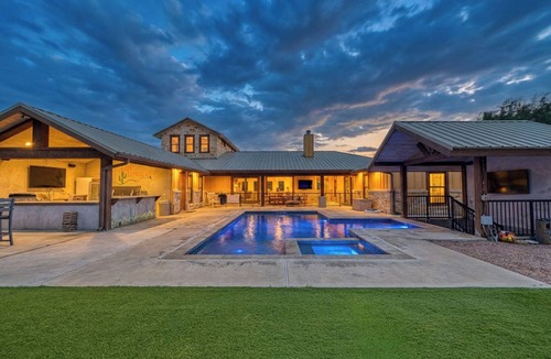 Sabinal House | Golfers paradise minutes away from the Frio River!