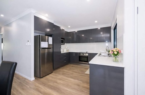 Rosslea Apartment | Golfside Haven | 2BR Rosslea Duplex | Sleeps 4 | Golf Views & Parking