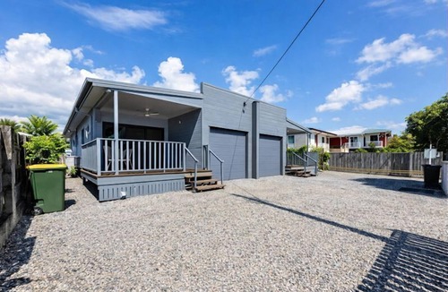 Rosslea Apartment | Golfside Haven | 2BR Rosslea Duplex | Sleeps 4 | Golf Views & Parking