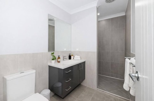 Rosslea Apartment | Golfside Haven | 2BR Rosslea Duplex | Sleeps 4 | Golf Views & Parking