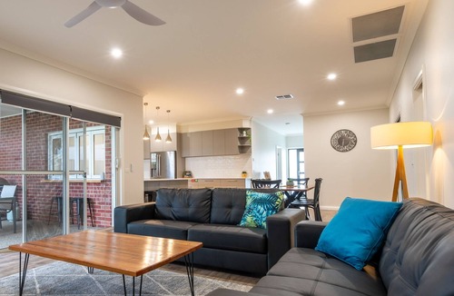 Gol Gol House | Golly Getaway