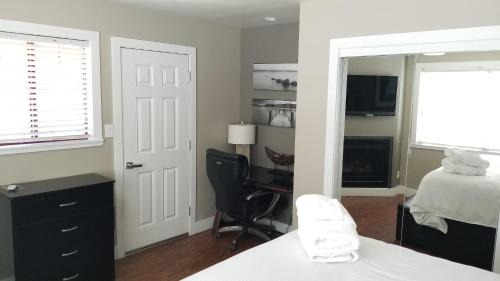 Lakeside Park Cabin | Gondola Lodge with 5-dollar Beach Voucher