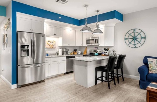 Hampton Condo | Gone Coastal | Walk to Beach | Garage | A/C