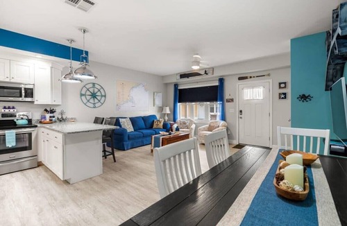 Hampton Condo | Gone Coastal | Walk to Beach | Garage | A/C