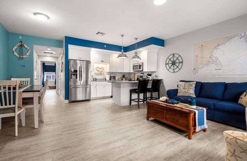 Hampton Condo | Gone Coastal | Walk to Beach | Garage | A/C