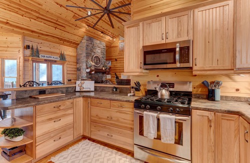 Ellijay Cabin | Gone Squatchin Creekside Cabin~5 Mins to Wineries & Apple Orchards~ Dog Friendly