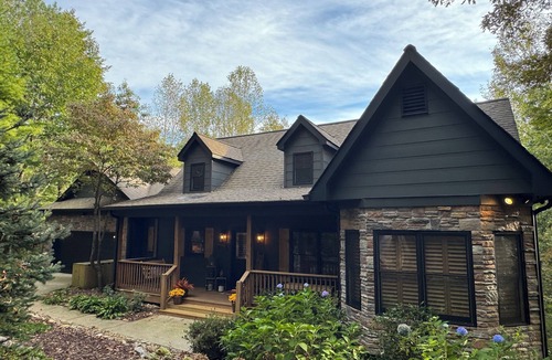 Ellijay Cabin | Gone Squatchin Creekside Cabin~5 Mins to Wineries & Apple Orchards~ Dog Friendly