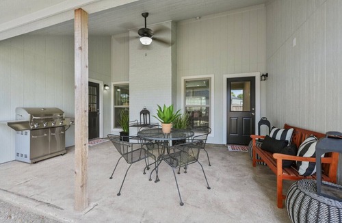 La Brisa House | Good Bull Getaway: 3 Br + Backyard Deck