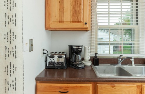 Des Moines House | Good Vibes 2 Bed Home Centrally Located on Quiet St.