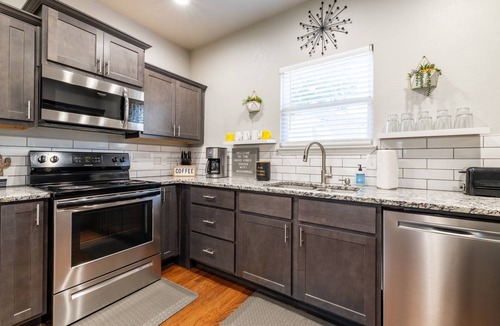 Chickasha House | Good Vibes Chickasha | Fiber WIFI | W/D | NEW!