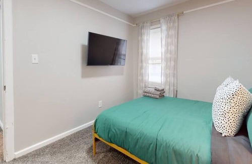 Warren House | Good Vibes in Warren 2BR/1BTH