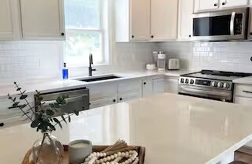 Twin Oaks House | Good Vibes LKA Lakeview with Boat Slip
