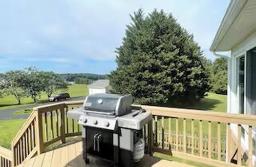 Twin Oaks House | Good Vibes LKA Lakeview with Boat Slip