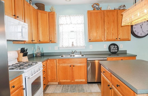 Villages of Five Points House | GOOD VIBES VILLA – 4BR, 2.5BA – Sleeps 12 – Community Pool – *Dog Friendly*