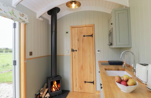 Christian Malford Cottage | GOOSE WHISTLE HUT, pet friendly, with open fire in Foxham