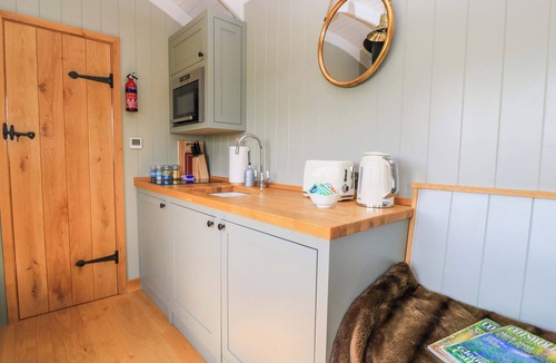 Christian Malford Cottage | GOOSE WHISTLE HUT, pet friendly, with open fire in Foxham