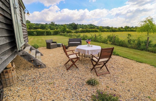 Christian Malford Cottage | GOOSE WHISTLE HUT, pet friendly, with open fire in Foxham