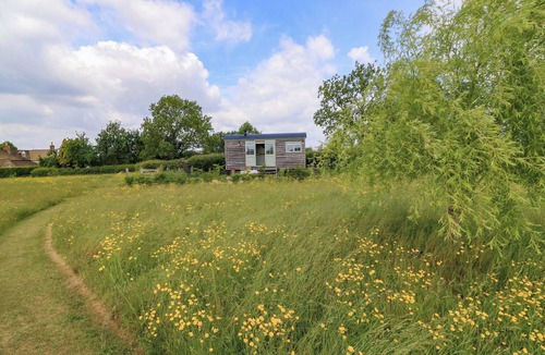 Christian Malford Cottage | GOOSE WHISTLE HUT, pet friendly, with open fire in Foxham