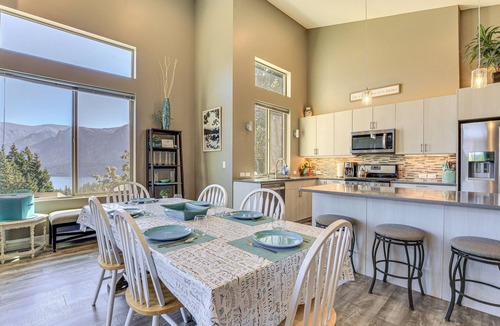 Carson House | 'Gorge Retreat' - Modern Carson Home w/Mtn Views!