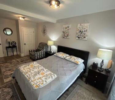 Downtown Niagara Falls House | Gorge Side Getaway 3 Bedrooms