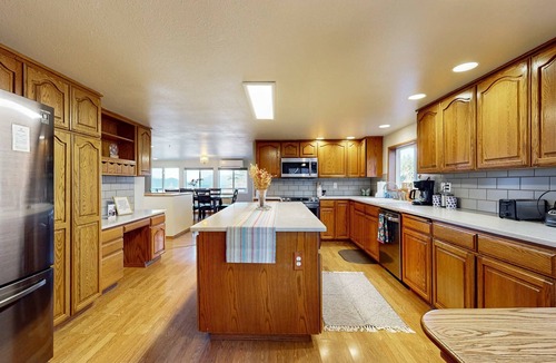 Stevenson House | Gorge View Retreat | Waterfall, Private Trail and Forest Bathing!