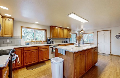 Stevenson House | Gorge View Retreat | Waterfall, Private Trail and Forest Bathing!