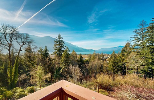 Stevenson House | Gorge View Retreat | Waterfall, Private Trail and Forest Bathing!