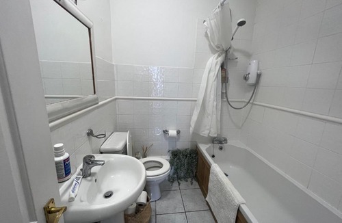 Twickenham Riverside Apartment | Gorgeous 1 bed flat near Richmond Bridge.