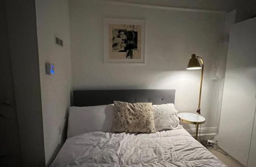 Twickenham Riverside Apartment | Gorgeous 1 bed flat near Richmond Bridge.