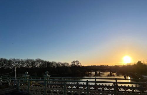 Twickenham Riverside Apartment | Gorgeous 1 bed flat near Richmond Bridge.