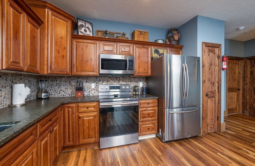 Branson Cabin | Gorgeous 10 Bedroom Lakefront Lodge