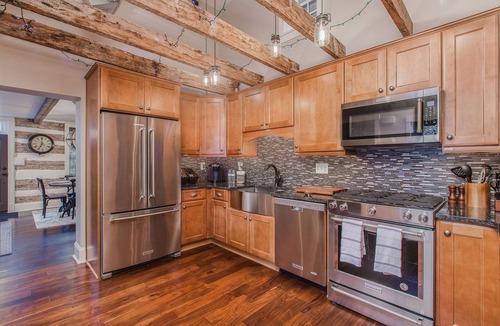 Downtown House | Gorgeous 1840 Log Cabin- Downtown