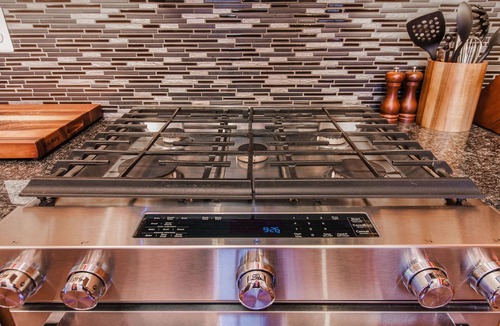 Downtown House | Gorgeous 1840 Log Cabin- Downtown