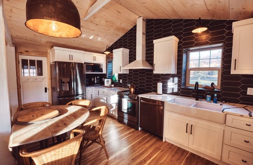 Samak House | Gorgeous 2 BD/2 BA River Front Cabin