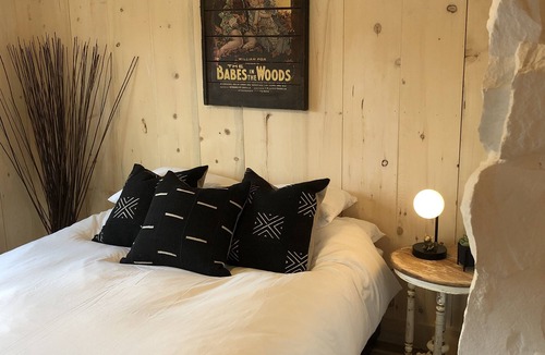 Samak House | Gorgeous 2 BD/2 BA River Front Cabin